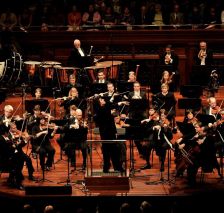 The Nashville SO and their conductor Giancarlo Guerrero (Photo: Mickey Dobo The Nashville SO and their conductor Giancarlo Guerrero (Photo: Mickey Dobo