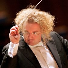 Stéphane Denève joins the Stuttgart RSO (photo: Drew Farrell) Stéphane Denève joins the Stuttgart RSO (photo: Drew Farrell)