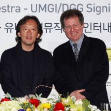 Myung-Whun Chung and Costa Pilavachi: new deal (photo: www.workroomk.com - taeuk KANG) Myung-Whun Chung and Costa Pilavachi (photo: www.workroomk.com - taeuk KANG)