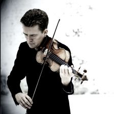 Christian Tetzlaff signs to Ondine (photo: Giorgia Bertazzi) Christian Tetzlaff signs to Ondine (photo: Giorgia Bertazzi)