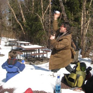 Alan Gilbert practices his snowball-throwing technique at the Bronx Zoo (photo: Malin William-Olsson) Alan Gilbert practices his snowball-throwing technique at the Bronx Zoo (photo:
